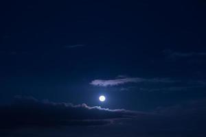 luna piena nel cielo foto