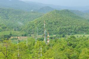 torri di telecomunicazioni nella foresta foto