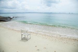 sedia in legno bianco al mare foto