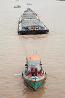 navi da carico generale sul fiume a bangkok foto