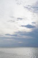 mare e cielo nuvoloso foto
