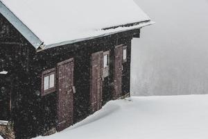 un abbondante nevicata nel il rumeno Carpazi nel il villaggio di sirne, brasov. vero inverno con neve nel il nazione foto