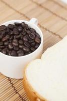 pane e tazza con chicchi di caffè foto