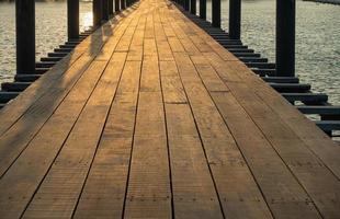ponte di legno in riva al mare foto