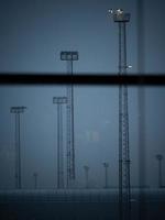 torre di metallo contro il cielo grigio scuro foto