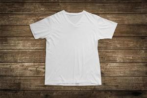 t-shirt bianca su sfondo di legno per modello mockup