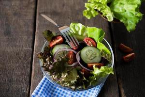 primo piano di insalata di verdure fresche foto