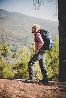 escursionista con grande zaino da viaggio in viaggio verso la montagna foto