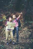 giovane coppia di turisti che viaggiano in vacanza nella foresta