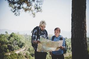 giovane coppia di avventura che fa un'escursione a una montagna foto