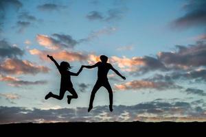 silhouette di una coppia insieme contro il bel tramonto foto