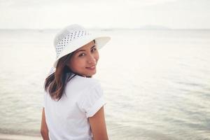 giovane bella donna in spiaggia foto