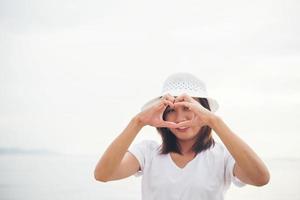 felice giovane donna in vacanza in spiaggia foto