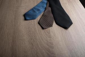 cravatte di seta al collo su uno sfondo di legno foto