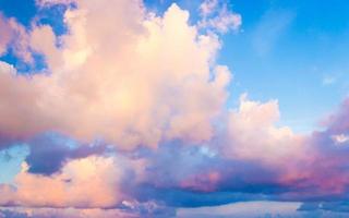 nuvole colorate con cielo blu foto