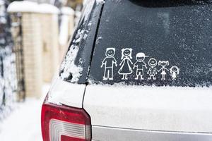 etichetta su il posteriore finestra di il auto con grande famiglia. foto