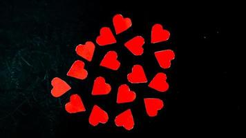 rosso cuore su nero sfondo per San Valentino giorno foto