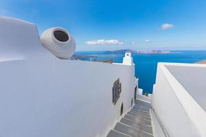 blu cielo e bianca architettura con scale, dettagli di santorini isola, Grecia. bellissimo estate vacanza e vacanza destinazione sfondo foto