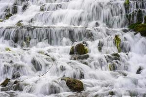 lungo esposizione fiume paesaggio durante autunno foto