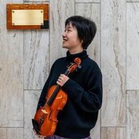 giovane Cinese femmina violino creatore mostrando sua appena fatto violino all'aperto foto