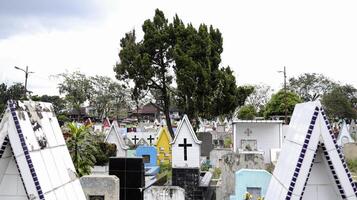 pubblico cimitero con varia tombe. foto