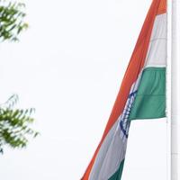 sventolando la bandiera indiana, bandiera dell'india, bandiera indiana che svolazza in alto a connaught place con orgoglio nel cielo blu, bandiera indiana, har ghar tiranga, sventolando la bandiera indiana foto