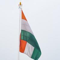 sventolando la bandiera indiana, bandiera dell'india, bandiera indiana che svolazza in alto a connaught place con orgoglio nel cielo blu, bandiera indiana, har ghar tiranga, sventolando la bandiera indiana foto