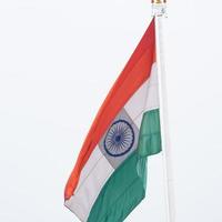 sventolando la bandiera indiana, bandiera dell'india, bandiera indiana che svolazza in alto a connaught place con orgoglio nel cielo blu, bandiera indiana, har ghar tiranga, sventolando la bandiera indiana foto