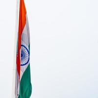 sventolando la bandiera indiana, bandiera dell'india, bandiera indiana che svolazza in alto a connaught place con orgoglio nel cielo blu, bandiera indiana, har ghar tiranga, sventolando la bandiera indiana foto