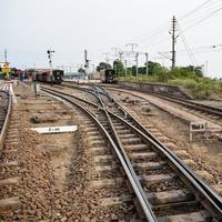 Visualizza di giocattolo treno ferrovia brani a partire dal il mezzo durante giorno vicino calca ferrovia stazione nel India, giocattolo treno traccia Visualizza, indiano ferrovia giunzione, pesante industria foto