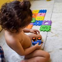 carino poco ragazzo shivaay sapra a casa balcone durante estate volta, dolce poco ragazzo servizio fotografico durante giorno luce, poco ragazzo godendo a casa durante foto sparare