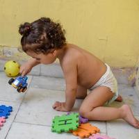 carino poco ragazzo shivaay sapra a casa balcone durante estate volta, dolce poco ragazzo servizio fotografico durante giorno luce, poco ragazzo godendo a casa durante foto sparare