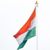 sventolando la bandiera indiana, bandiera dell'india, bandiera indiana che svolazza in alto a connaught place con orgoglio nel cielo blu, bandiera indiana, har ghar tiranga, sventolando la bandiera indiana foto