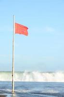 rosso bandiera a il spiaggia foto