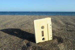 vecchio cassetta nastro a il spiaggia foto