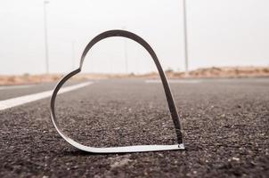 piccolo metallo cuore su il strada foto