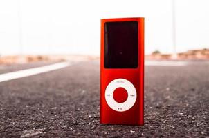 rosso iPod su il strada foto