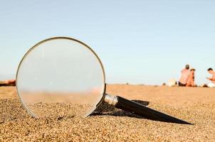 ingrandimento bicchiere a il spiaggia foto