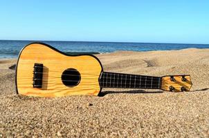 ukulele a il spiaggia foto
