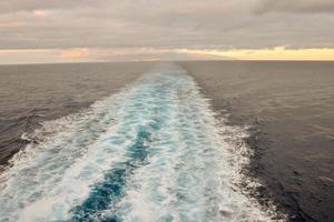 paesaggio marino a partire dal un' in movimento nave foto