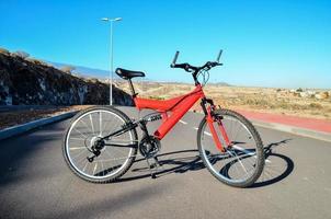 rosso bicicletta su il strada foto