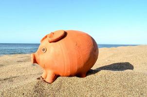 porcellino banca a il spiaggia foto