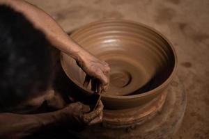 il processi di formatura tradizionale ceramica artigianato, collocato nel kasongan, Yogyakarta, Indonesia foto