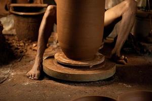 il processi di formatura tradizionale ceramica artigianato, collocato nel kasongan, Yogyakarta, Indonesia foto