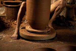 il processi di formatura tradizionale ceramica artigianato, collocato nel kasongan, Yogyakarta, Indonesia foto