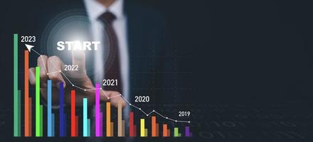 uomo d'affari mano toccante freccia virtuale schermo attività commerciale grafico su il nero sfondo, i saldi dati analisi, moderno tecnologia attività commerciale persone scegliere con dito analitico diagramma con grande dati. foto