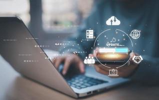 mano hold smartphone con aggiornare Software computer programma aggiornare attività commerciale tecnologia Internet, aggiornare su virtuale schermo. Internet e tecnologia concetto, Caricamento in corso bar con installazione il aggiornare. foto