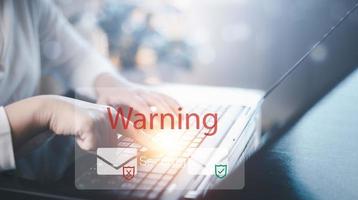 e-mail concetto con il computer portatile spam e virus computer tenere sotto controllo Internet sicurezza concetto, donna utilizzando il computer portatile elettronico Spedire Messaggio. spam, Rifiuto e e-marketing su schermo, spam e-mail apparire avvertimento. foto