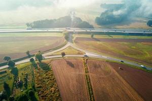 auto traffico su autostrada a estate giorno, aereo Visualizza foto