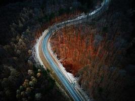 paesaggio con avvolgimento strada attraverso foresta, aereo Visualizza foto